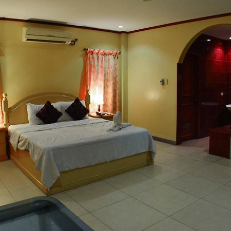 Subic Waterfront Resort And Hotel Buitenkant foto